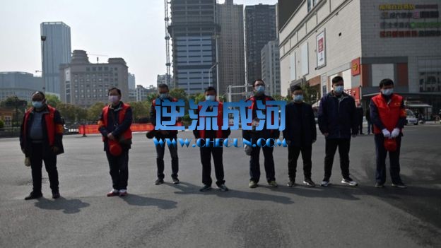 2020年4月4日，人们在武汉停留并表示敬意