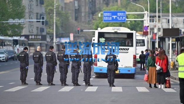 警官和官员在三分钟的沉默中停下来哀悼，哀悼那些在大流行中丧生的人